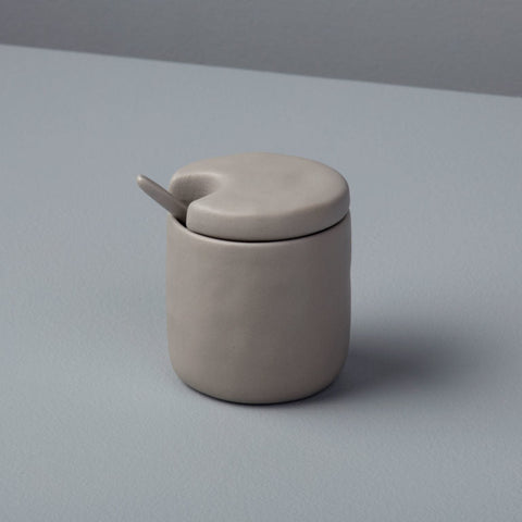 Akmens masės cukrinė su šaukšteliu Tam, pilka